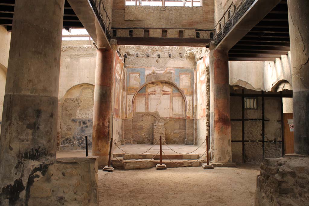 VI.21 Herculaneum, March 2014. Looking south between two statue bases.
Foto Annette Haug, ERC Grant 681269 DÉCOR